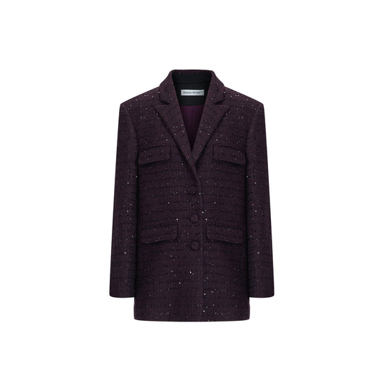 Longline tweed blazer with a tailored silhouette, functional pockets, and a wool-blend fabric. Made from 94.3% polyester fiber, 5.7% sheep wool, and lined with 100% polyester